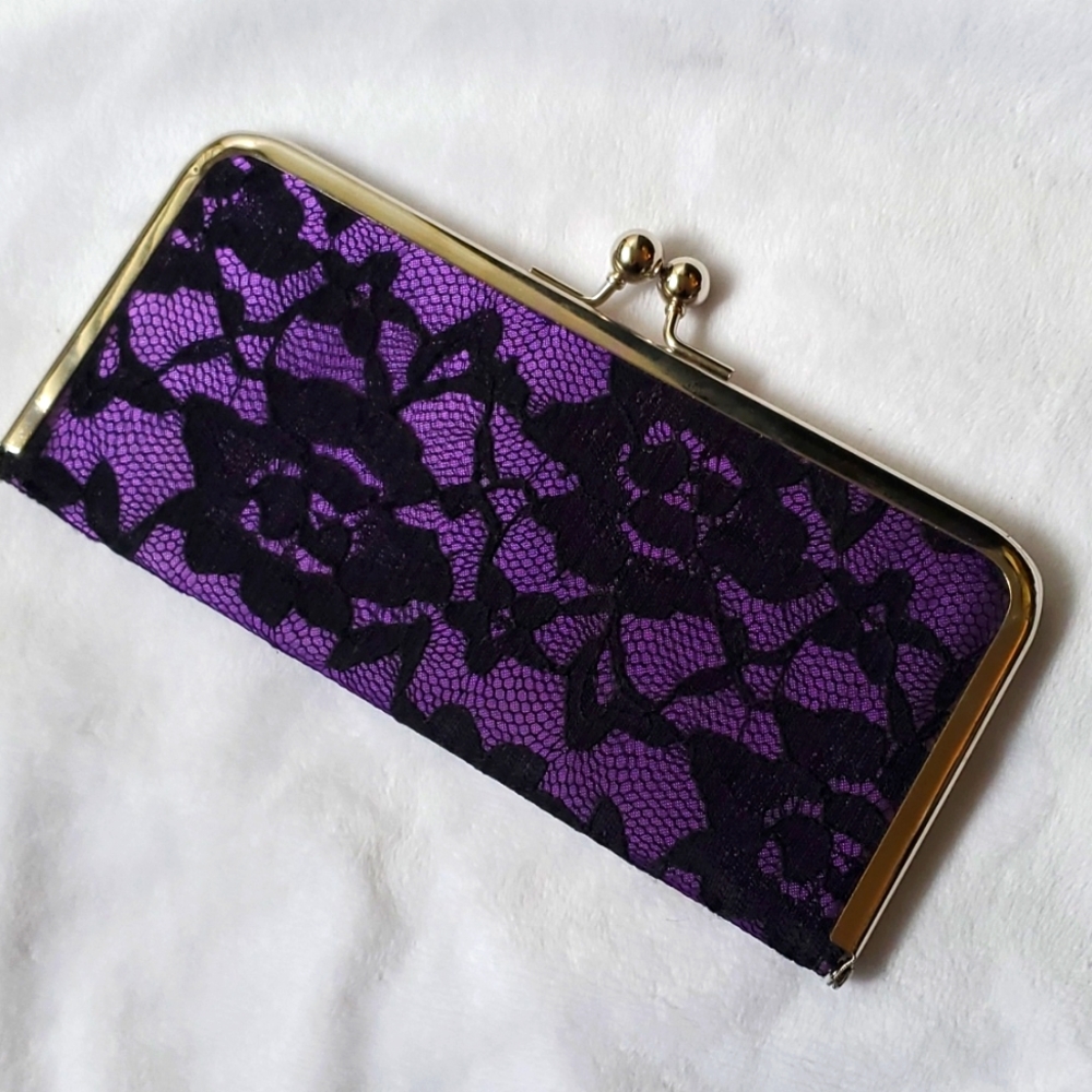 Kiss clasp wallet